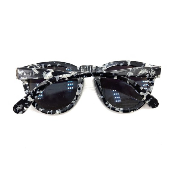 Diff Eyewear Dime II Black White Round Horn Sunglasses  display picture 1